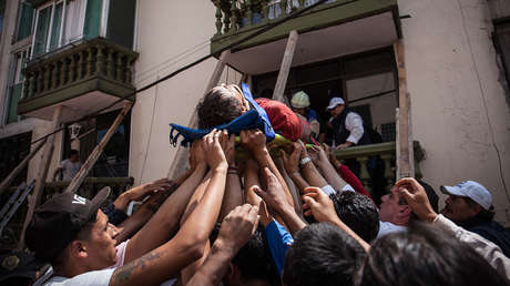 Conmovedoras imágenes de los mexicanos ayudándose tras el terremoto