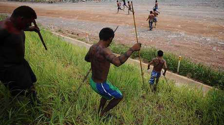 Los indígenas amazónicos de las cuencas de los ríos Xingu, Tapajós y Teles Pires invaden el principal emplazamiento de la presa hidroeléctrica de Belo Monte, en protesta por la construcción de la represa en Vitoria do Xingu. 2 de mayo de 2013. 