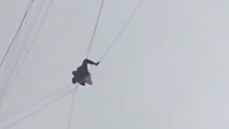 VIDEO: Se fuga colgado de los cables de teléfono para no pagar el hotel (y no le sale bien)