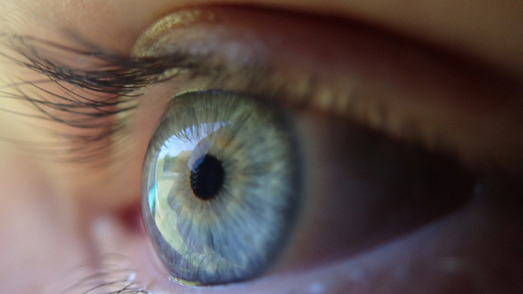 Una modelo publica fotos desconcertantes de su fallido tatuaje ocular
