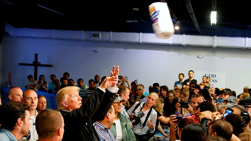 VIDEO: Trump protagoniza otro momento incómodo al repartir así estos paquetes en Puerto Rico