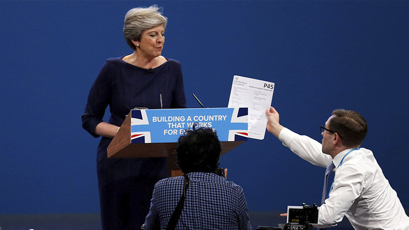 VIDEO: 'Despiden' a Theresa May en pleno discurso ante el 