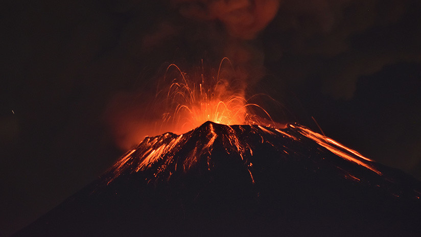 VIDEO: El momento en que el volcán mexicano Popocatépetl registra una explosión