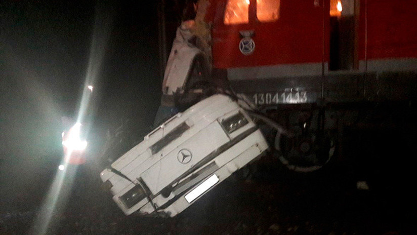 Choque de tren con autobús deja al menos 19 muertos — Rusia Choque de tren con autobús deja al menos 19 muertos — Rusia