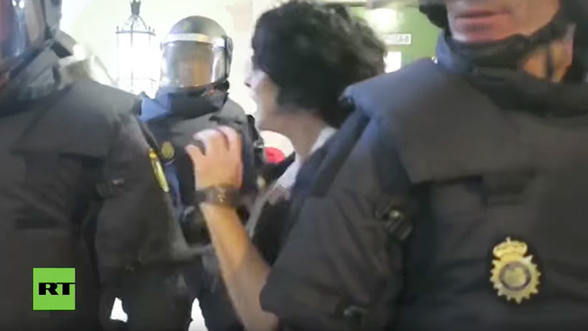 "Me han roto los dedos uno a uno": la historia viral del referéndum catalán tiene nuevos detalles