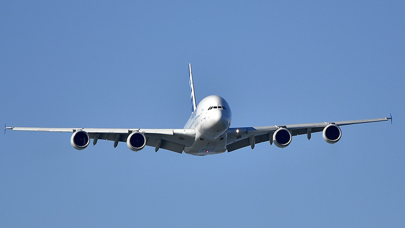 VIDEO: Falla en pleno vuelo un motor del avión de pasajeros en el que viajaba la hija de Kurt Cobain