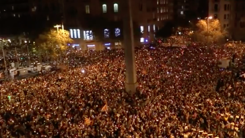 EN VIVO: Miles de personas marchan con velas por la libertad de dos independentistas catalanes