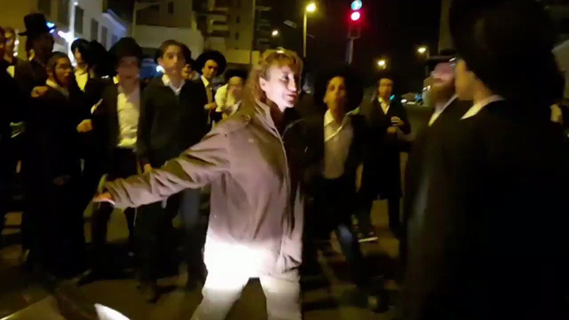 Video: Una soldado israelí se enfrenta a patadas a 30 ultraortodoxos en Jerusalén