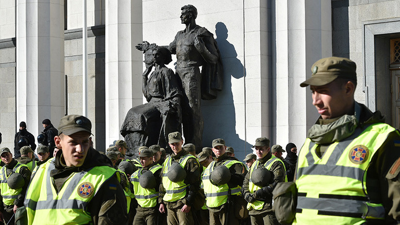 Fuerzas de seguridad de Ucrania asaltan una acampada de manifestantes en el centro Kiev
