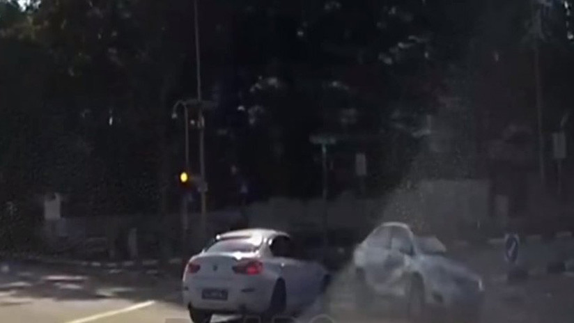 VÍDEO: uma câmera registra um confronto incompreensível com um "carro fantasma" em Cingapura