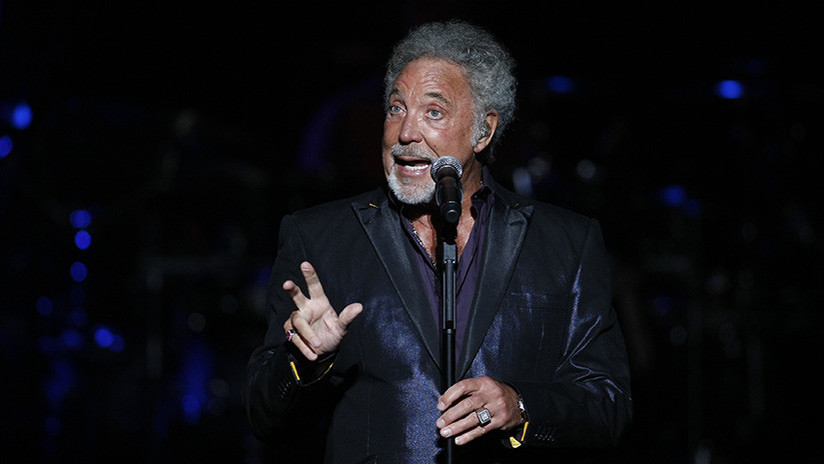 Explota la 'Sex Bomb': El cantante Tom Jones revela que sufrió acoso sexual (VIDEO)