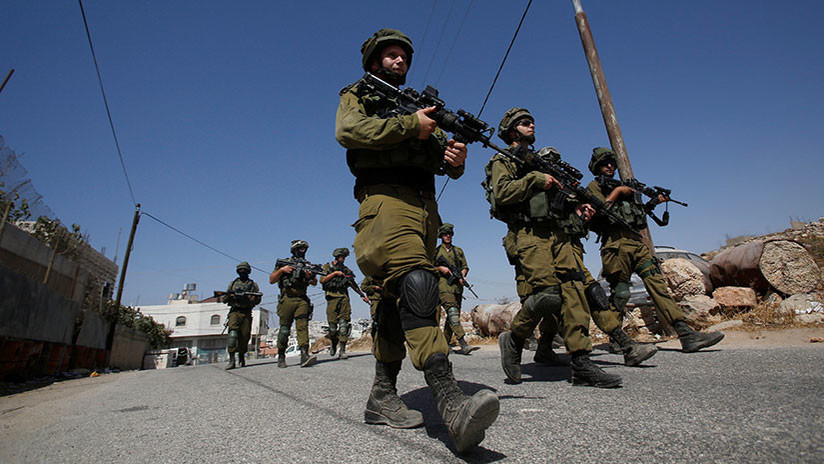 VIDEO: Un palestino lanza una roca contra un niño israelí