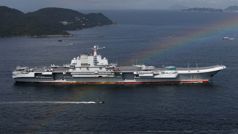 FOTO: Crean en China una enorme réplica del portaaviones Liaoning para "educación patriótica"