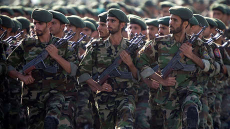 Miembros de la Guardia Revolucionaria de Irán marchan en un desfile militar en Teherán, el 22 de septiembre de 2017.