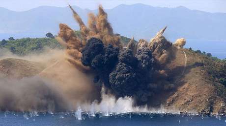 Una isla frente a la costa del aeropuerto internacional de Kalma en Wonsan (Corea del Norte) es bombardeada durante un ejercicio de artillería, el 26 de agosto de 2017.