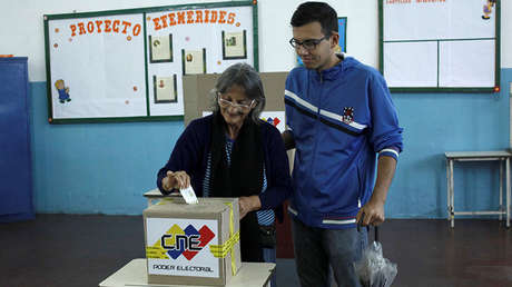 Una mujer deposita su voto en un colegio electoral en Rubio, Venezuela, en las elecciones de gobernadores, el 15 de octubre de 2017.