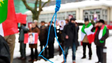 Exiliados iraníes gritan consignas frente a una horca falsa para protestar contra las ejecuciones del país persa, durante una manifestación frente a la embajada de Irán en Bruselas, Bélgica, el 29 de diciembre de 2010.