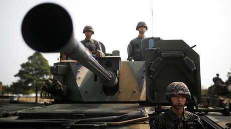 Soldados surcoreanos en vehículos armados durante la celebración del 69 aniversario de las Fuerzas Armadas en Pyeongtaek, Corea del Sur, 25 sept. 2017.