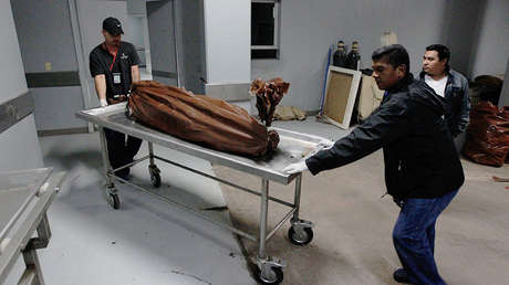 Técnicos forenses conducen una camilla con una bolsa para cadáveres en una morgue en Tegucigalpa (Honduras).