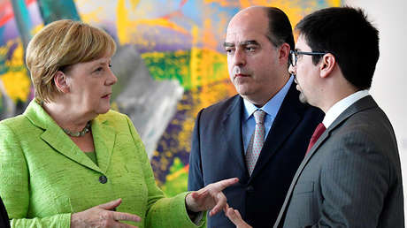 Angela Merkel con Julio Andrés Borges y Freddy Guevara en Berlín el 6 de septiembre de 2017.