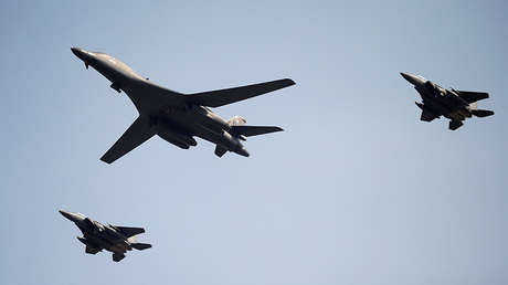 Un bombardero de la Fuerza Aérea de EE.UU. sobrevuela la base de Osan, Corea del Sur, 13 de septiembre de 2016.