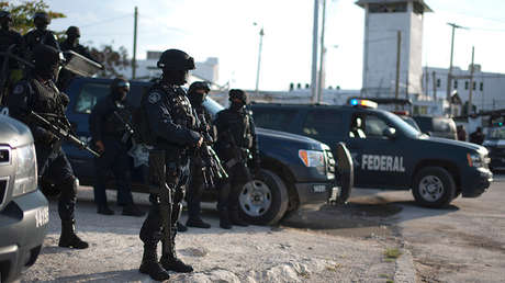 Policías federales resguardan una cárcel de Cancún, en México, tras un altercado entre prisioneros.