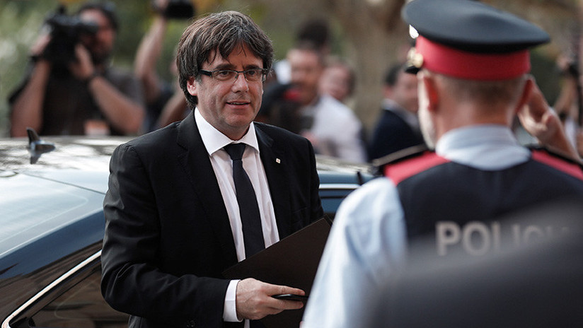 Puigdemont y sus exconsejeros se presentan voluntariamente en una comisaría de Bruselas