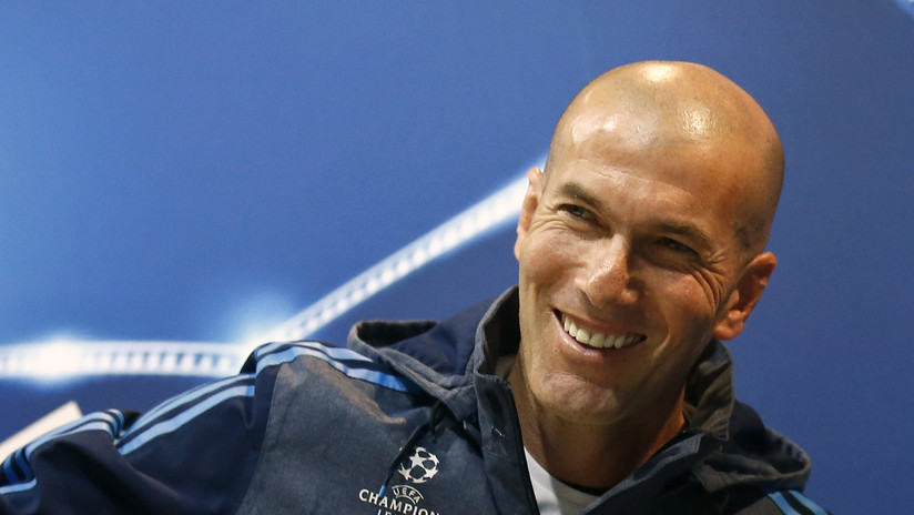 FOTO: Zidane y otros míticos futbolistas posan frente al Kremlin con el balón oficial de Rusia 2018