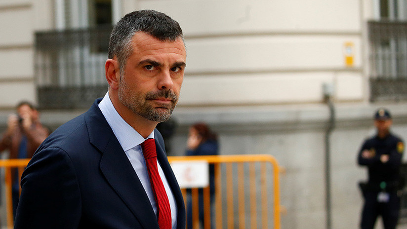 El Gobierno catalán mete la pata: Borra a un miembro de la foto, se deja sus piernas y arde la Red