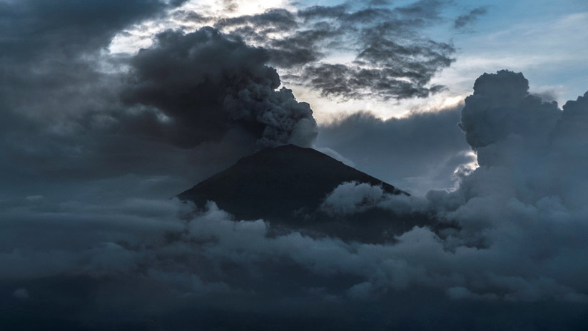 "No entren en pánico": Nube de ceniza provoca que varías aerolíneas cancelen vuelos (VIDEO)
