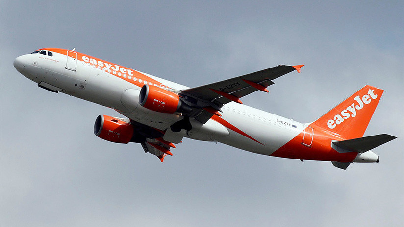 VIDEO: Un asombrado pasajero graba cómo 'arreglan' el motor de un avión con cinta aislante