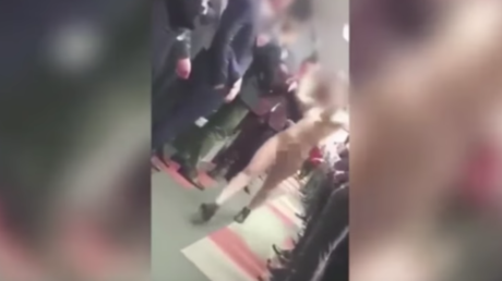 Por petición de su jefe, una mujer desfila desnuda para "levantar la moral de sus compañeros"