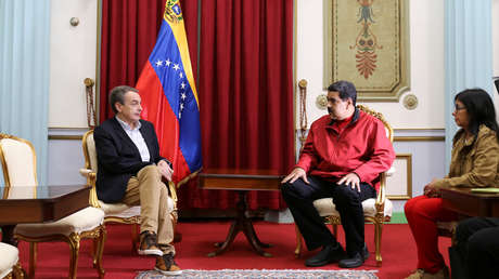 Nicolás Maduro se reúne con elexpresidente del Gobierno español José Luis Rodríguez Zapatero en el Palacio Miraflores, junto a la entonces canciller venezolana, Delcy Rodríguez, en Caracas, Venezuela, el 20 de febrero de 2017. 