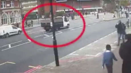 FUERTE VIDEO: Una camioneta arrolla a un anciano a plena luz del día y escapa