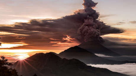 El volcán activo Agung. Bali, Indonesia.