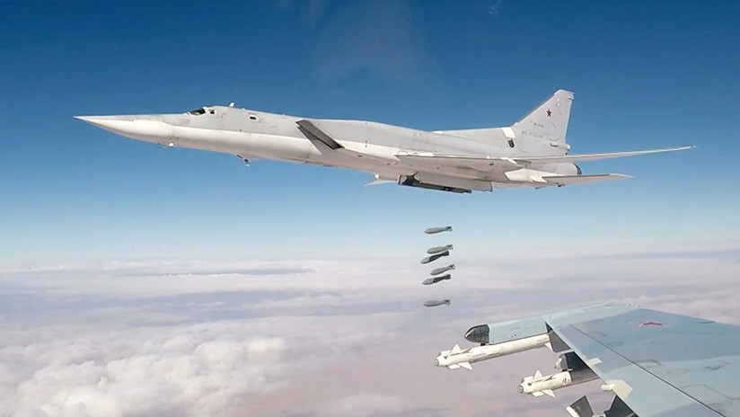 Bombarderos estratégicos rusos atacan objetivos del EI en el este de Siria
