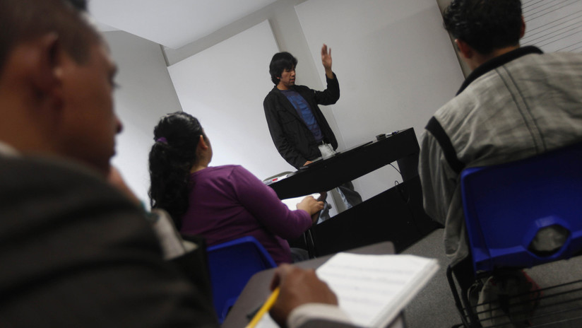 Estudiantes piden a Dios "fuerza e inteligencia" para aprobar un examen... y lo logran (VIDEO)