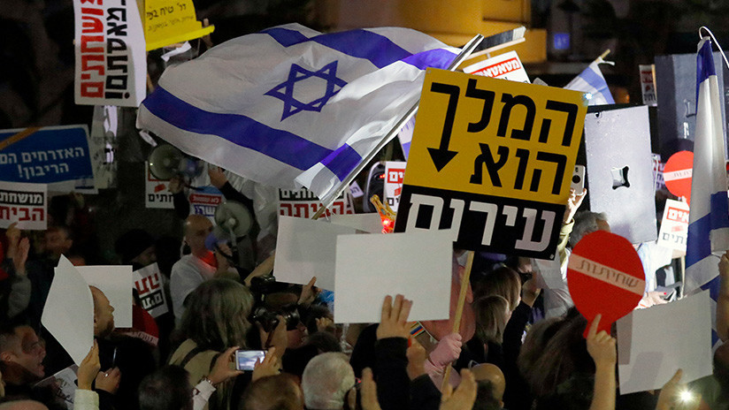 "¡Bibi a la prisión!': israelíes exigen la renuncia de Netanyahu por corrupción (FOTOS)