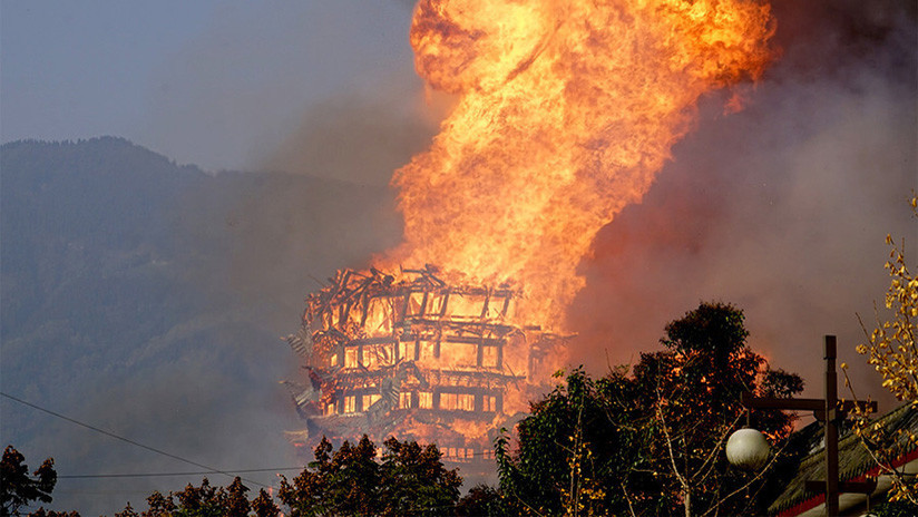La torre de madera más alta de Asia es consumida por un voraz incendio (VIDEO)