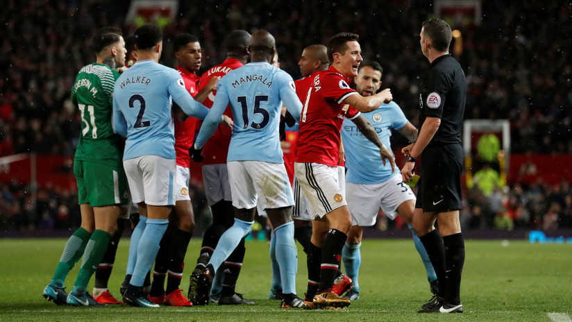 El partido entre el Manchester United y el City acaba a botellazos en los vestuarios
