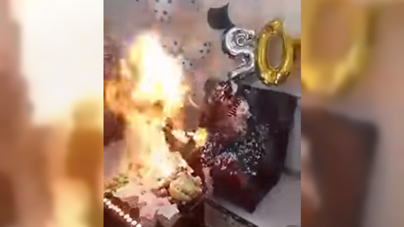 VIDEO: Iba a soplar las velas pero terminó envuelta en llamas