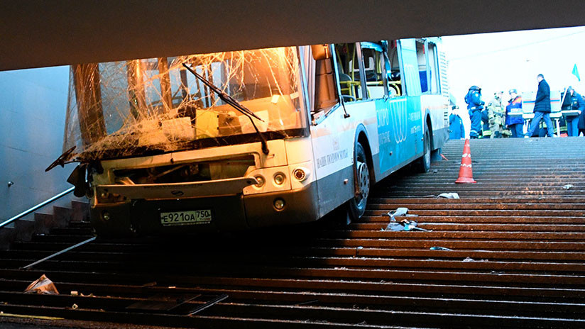 Graban cómo un autobús se pone en marcha y arrolla a varias personas en Moscú (VIDEO, 18+)