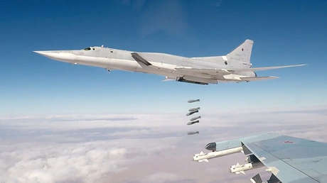 Bombarderos estratégicos rusos atacan objetivos del EI en el este de Siria