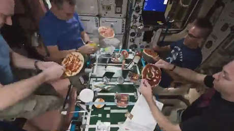 La ingravidez no es un problema si extrañas tu comida preferida: Así cocinan pizza en la EEI (VIDEO)