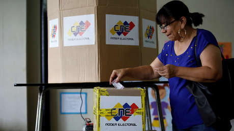 Una mujer emite su voto durante una elección para nuevos gobernadores en Caracas, Venezuela, 15 de octubre de 2017