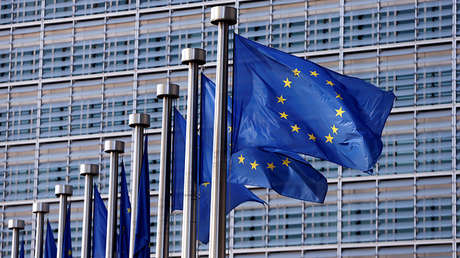 Banderas de la Unión Europea junto a su sede en Bruselas, Bélgica, el 20 de abril de 2016.