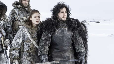 Los actores Rose Leslie y Kit Harington como la salvaje Ygritte y Jon Nieve en una escena de la serie 'Juego de tronos'.