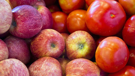 Por qué hay que comer tres manzanas y dos tomates al día