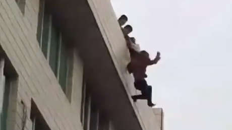 VIDEO: Intenta suicidarse tras la ruptura con su novia y es salvado 'in extremis' por los bomberos