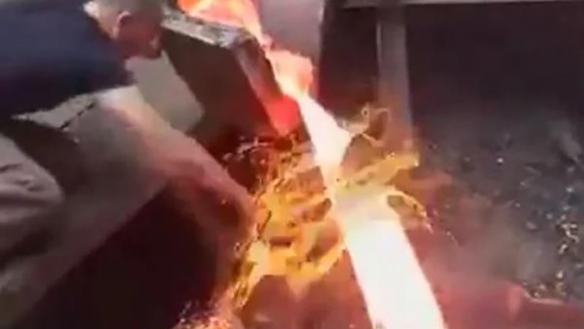 VIDEO: Un hombre pone la mano en metal fundido sin quemarse ¿Cómo se explica esto?